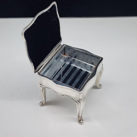 Antique W.B. Mfg 795 Silver Plate Cigarette Box With Floral Berries Curved Legs - Picture 8 of 15